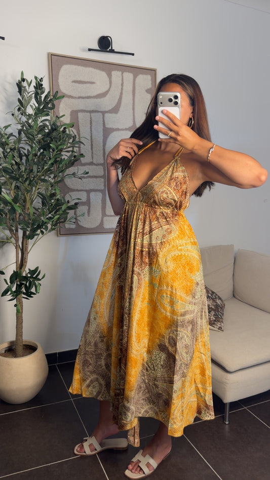 Robe dos nu doré